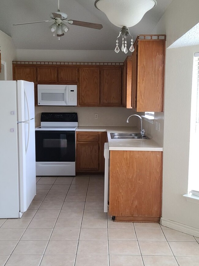 Building Photo - 4 bedroom 2 bathroom house! HOUSING ACCEPTED!