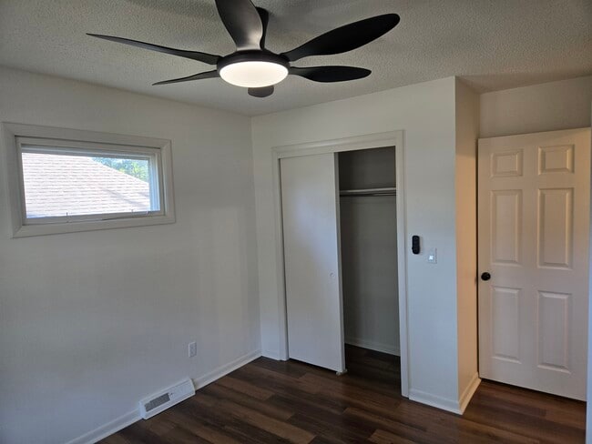 Building Photo - 7922 W 92nd St