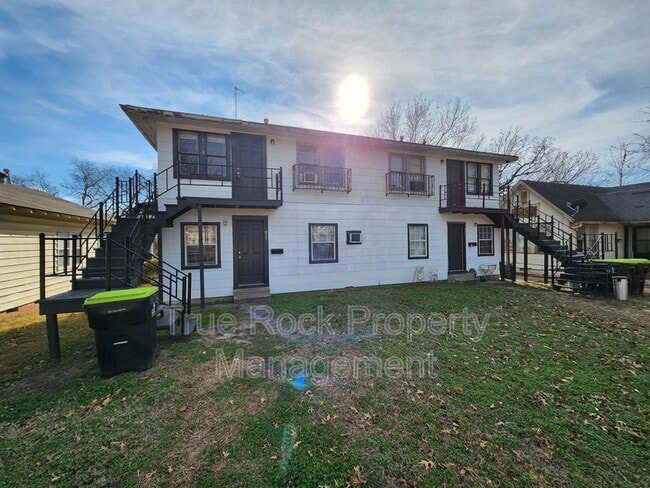 Building Photo - 811 1/2 E. 17th