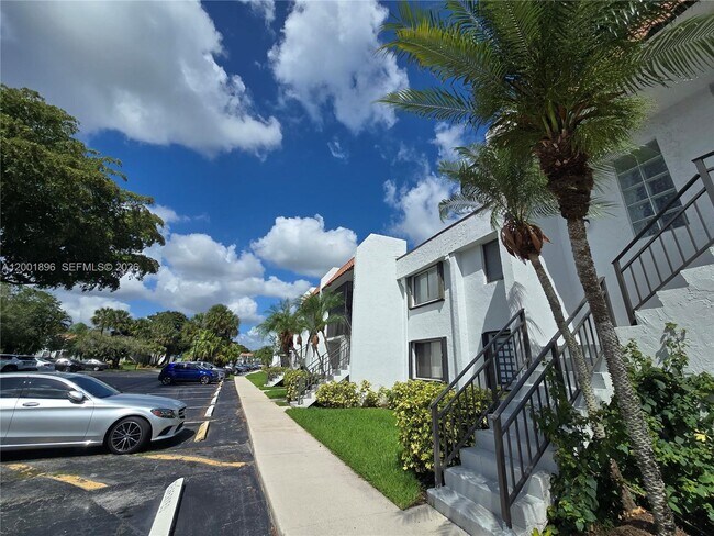Building Photo - 310 Racquet Club Rd