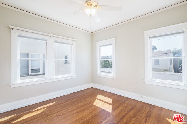 Building Photo - 1109 1/2 Cloverdale Ave