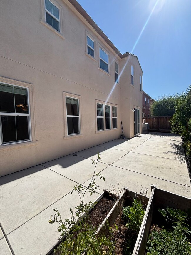 Building Photo - Gorgeous 4 Bed, 3 Bath in Brentwood with S...
