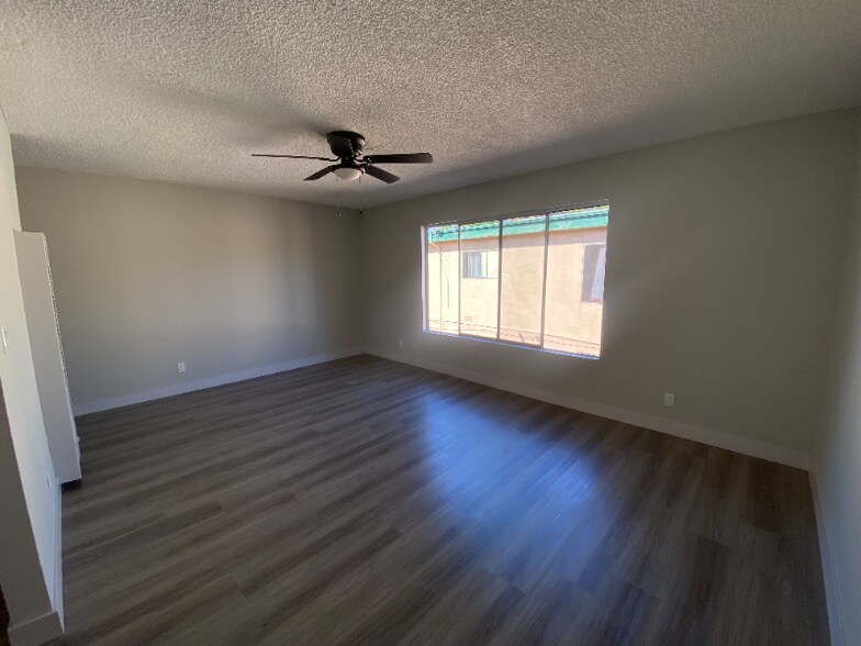 Building Photo - 1209 W 39th Pl