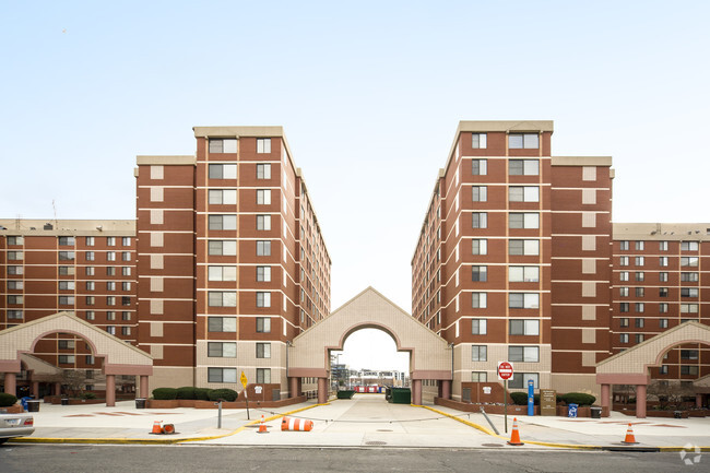 Building Photo - Howard Plaza Towers