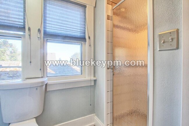 Building Photo - 3 Bed, 2 Bath Craftsman Home on Dead End R...
