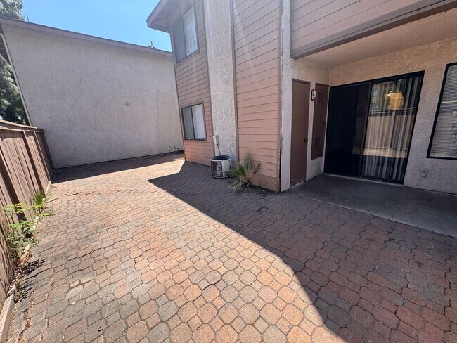 Building Photo - 2 Bedroom 1 Bathroom Condo Down Stairs Unit