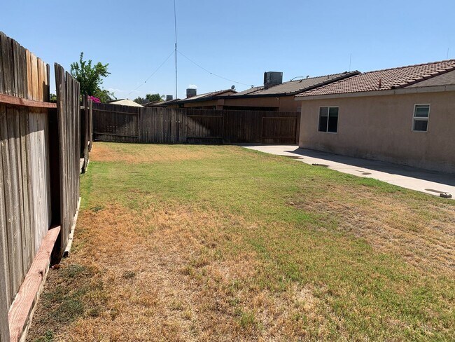 Building Photo - 5404 El Palacio Dr