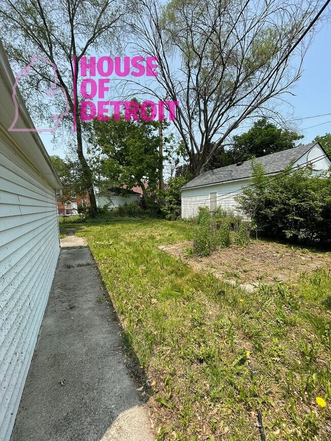 Building Photo - 3 BEDROOM 1 BATH BUNGALOW FREE PRE-SCREEN
