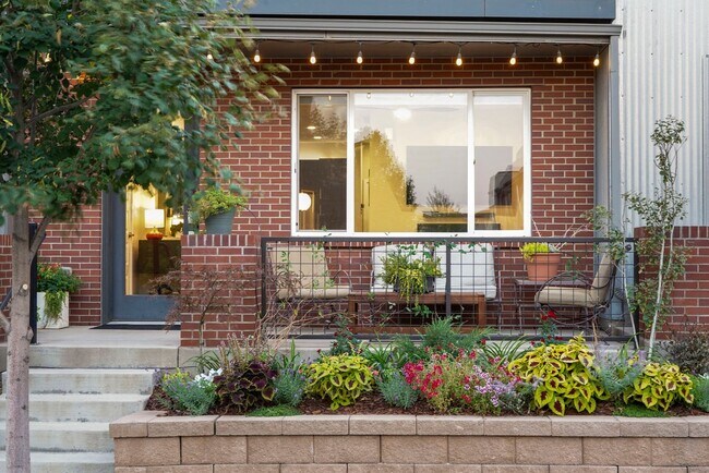 Building Photo - Modern 3-Bedroom Townhome in Midtown Denver – Carefree Living Awaits!