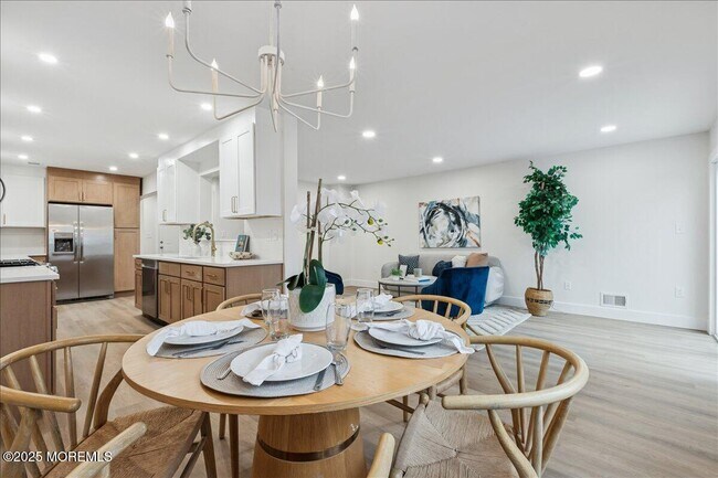 Building Photo - 18 Oak Knl Dr