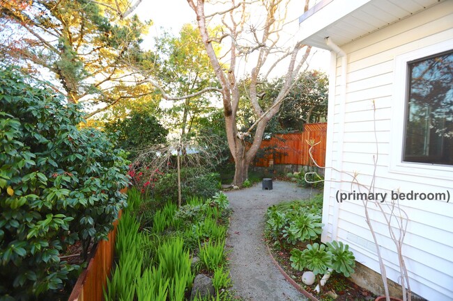 Building Photo - Glen Park: Immaculate Renovated Home 3 Bed...