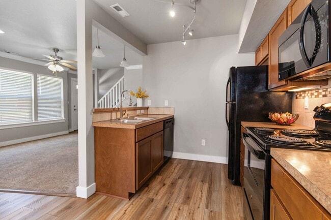 Building Photo - 2 bedroom Townhome