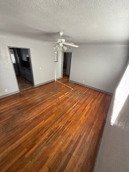 Living room - 2527 Fort Blvd