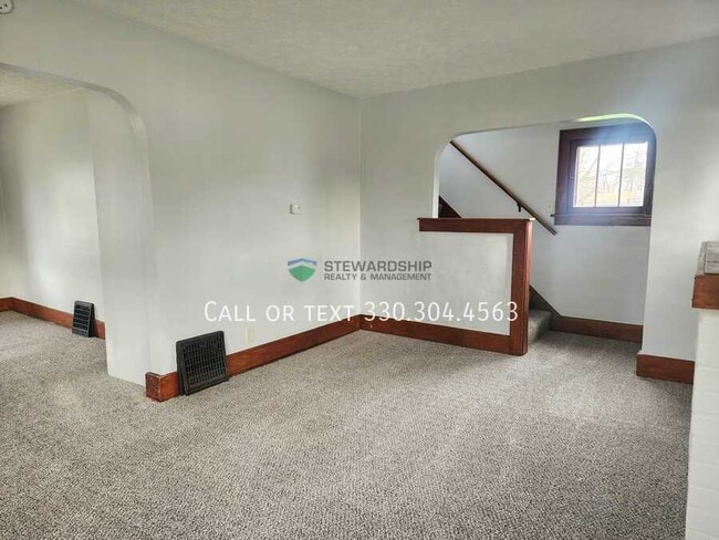 Building Photo - 623 Cole Ave