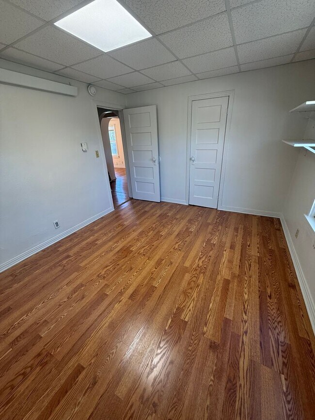 Building Photo - 1001 Silverleaf Ave