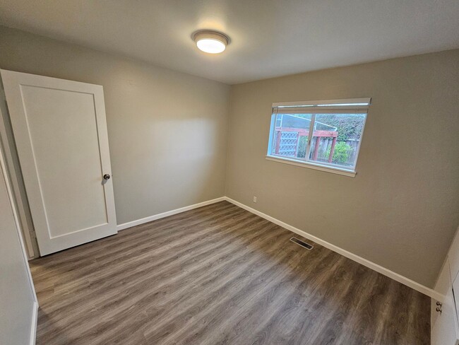 Building Photo - Freshly Updated 3 Bedroom House Looking fo...