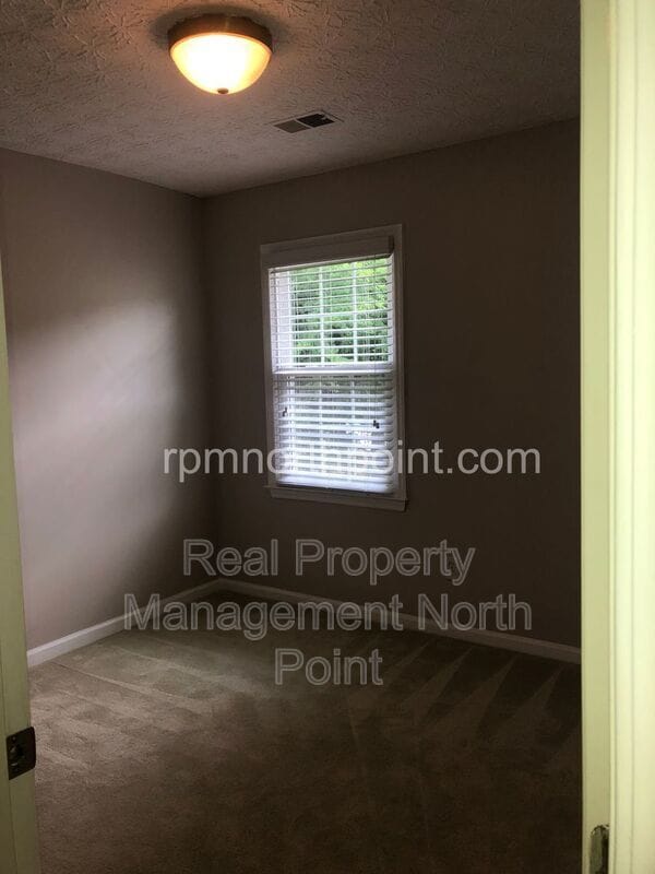 Building Photo - 1565 Maple Ridge Dr
