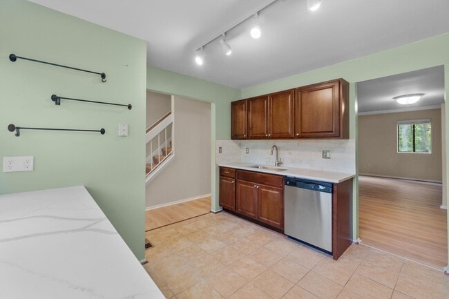 Building Photo - Broadneck Schools! Updated 3 Bedroom 3 Lev...