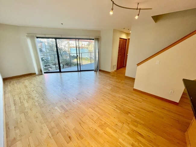 Building Photo - Top-Floor Riverfront Living with Broadway Bridge Views | 2 Bed + 2 Bath + Parking