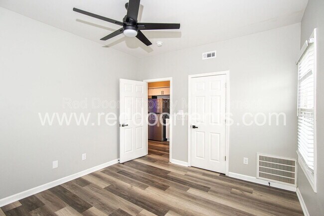 Building Photo - 1329 E Market St