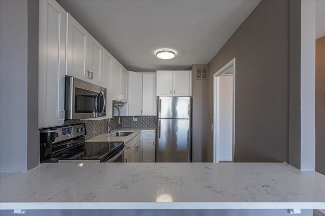 Building Photo - 5445 N Sheridan Rd