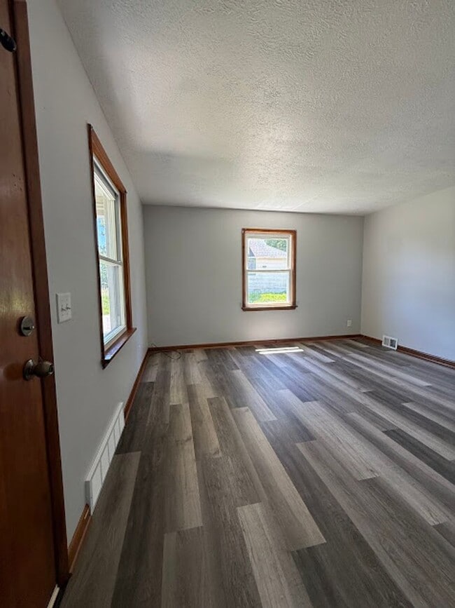 Building Photo - Two bedroom home with one car garage for rent - Canton NE