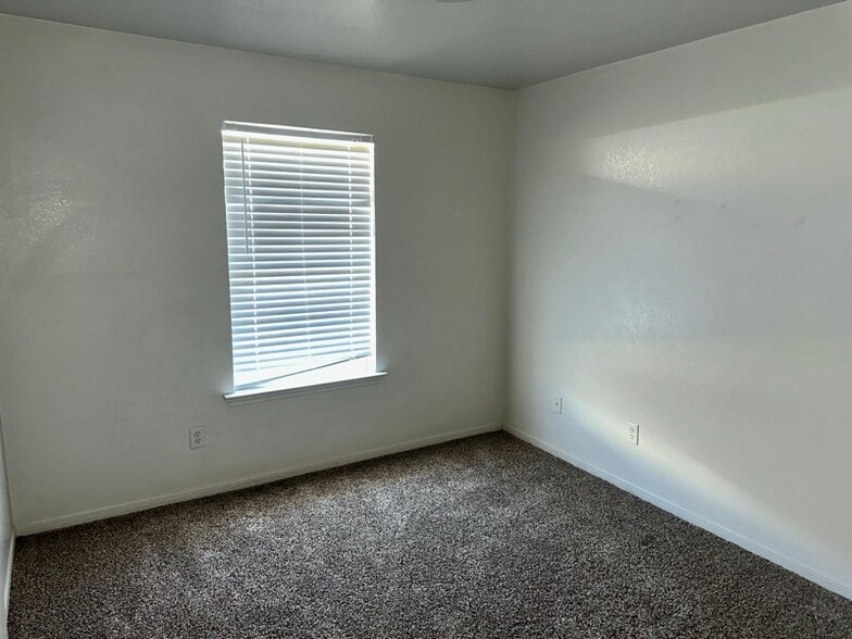 Building Photo - 402 Topeka Ct