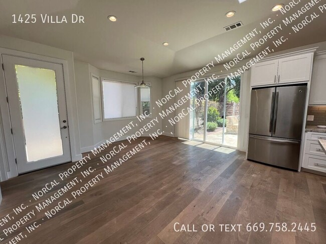 Building Photo - 1425 Villa Dr