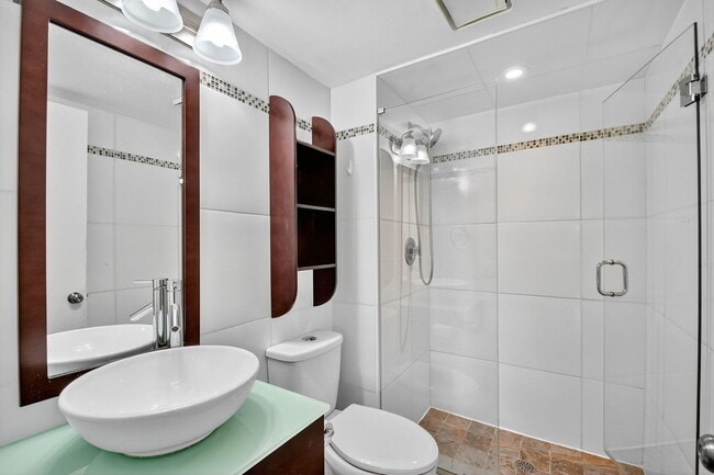 Building Photo - 5040 Rose Hill Dr