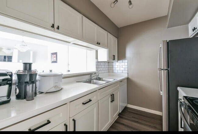 Building Photo - 8529 Hearth Dr