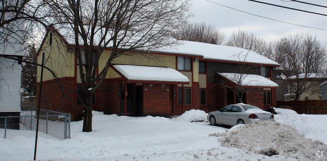Building Photo - 302-304 1/2 Slocum Ave