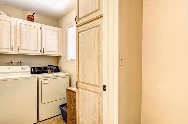 Building Photo - 525 Ridgeview Dr