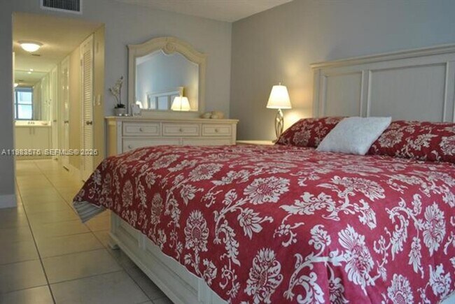 Building Photo - 6039 Collins Ave