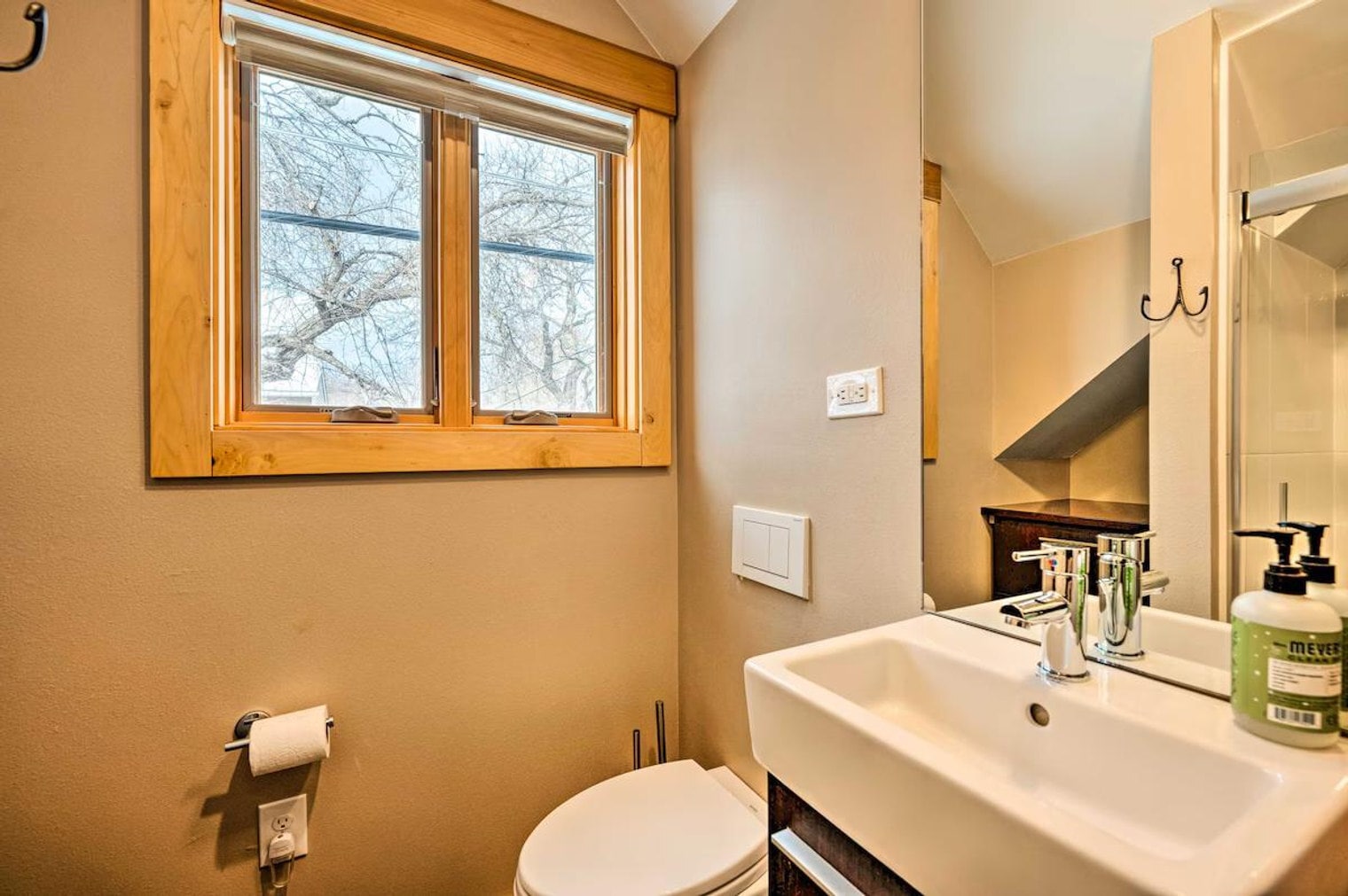 Building Photo - 2329 Pine St