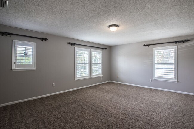 Building Photo - Beautiful 2 story home with fireplace