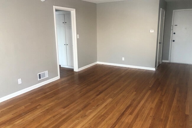 Building Photo - The Back Nine