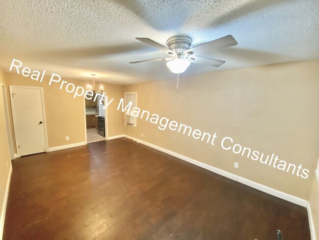 Building Photo - Charming 2-Bedroom Bungalow with Inviting ...