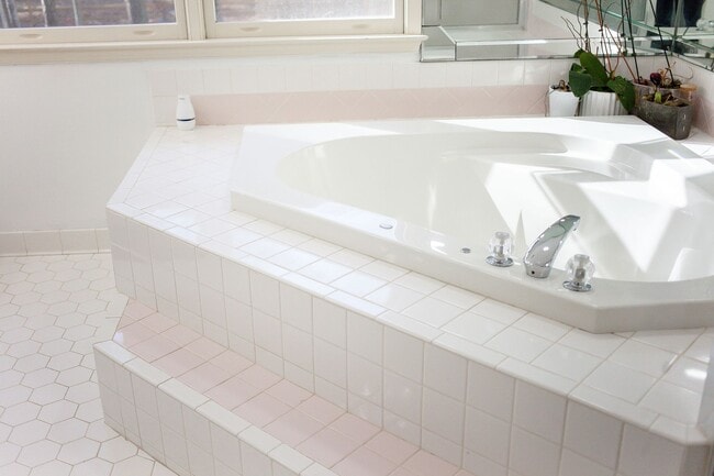 Building Photo - Move In Ready 4 Bedroom House in Yorktown!