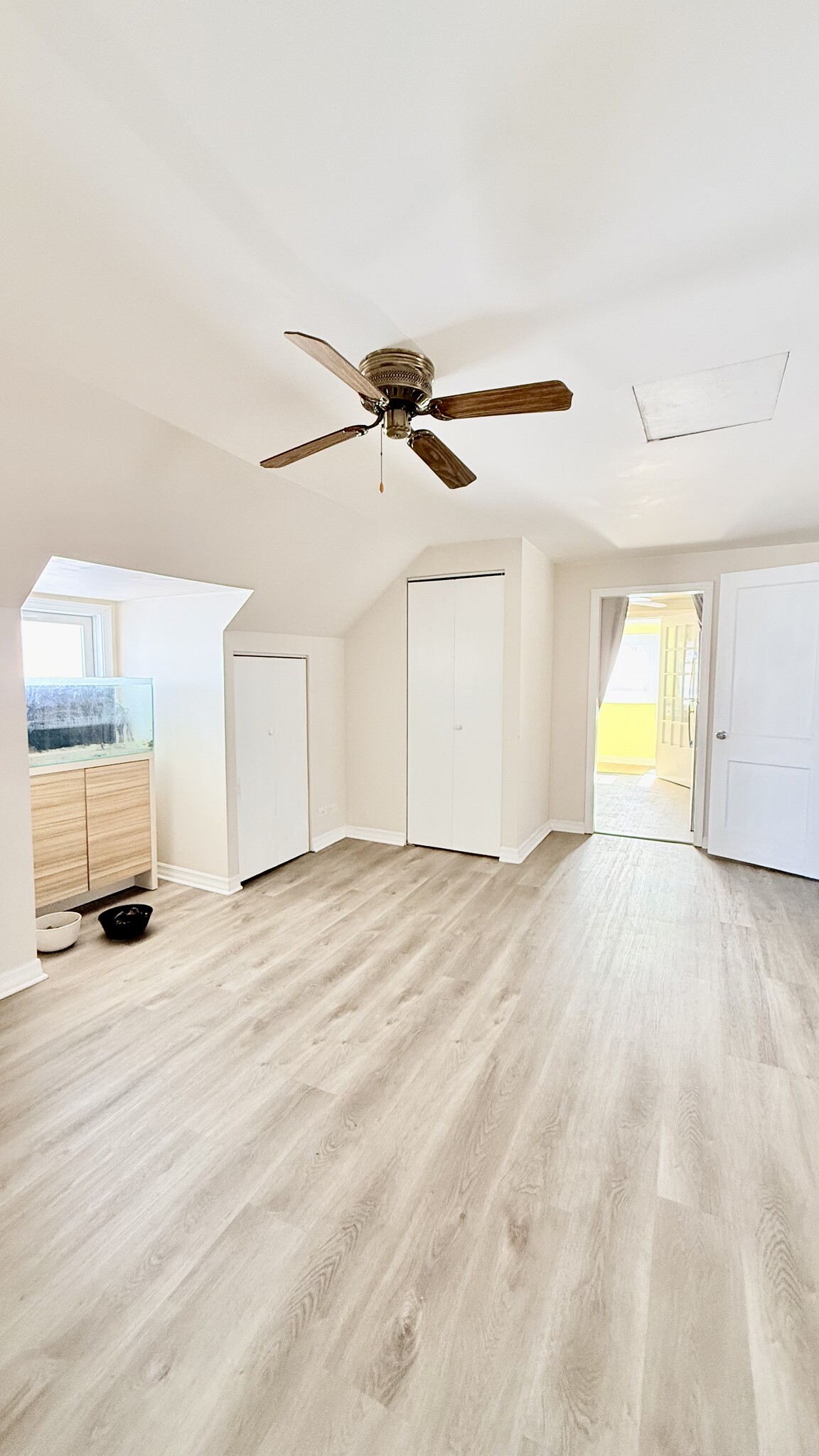 Building Photo - 5843 W Warwick Ave