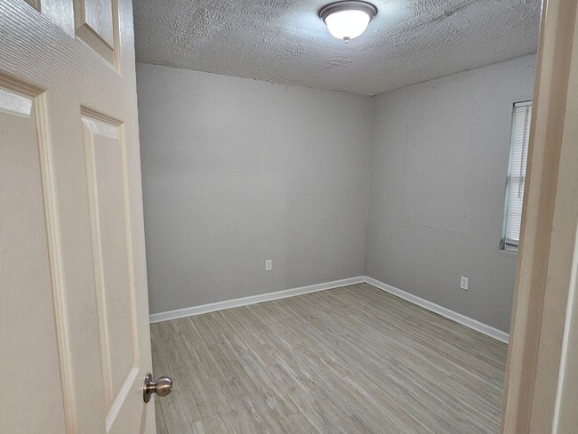 Building Photo - Lawrence Rd 227-229 (Duplex)