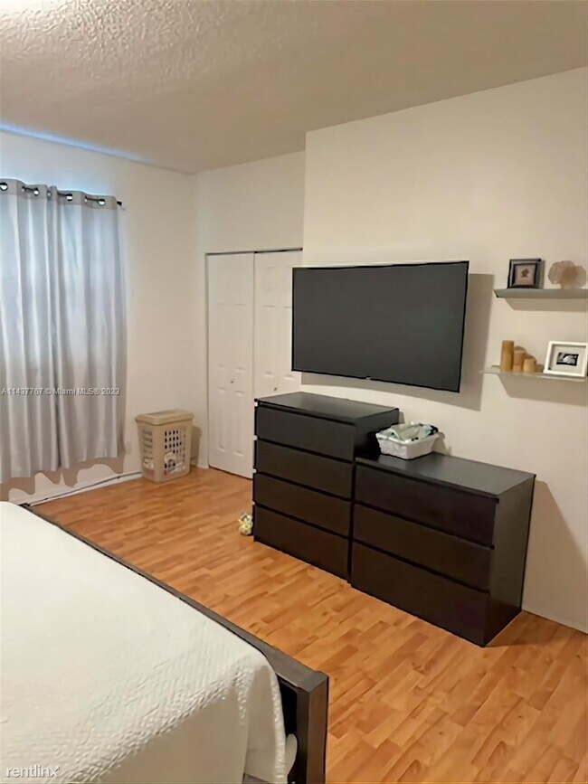 Building Photo - 2 br, 2.5 bath Townhome - 1050 Sorrento Dr...