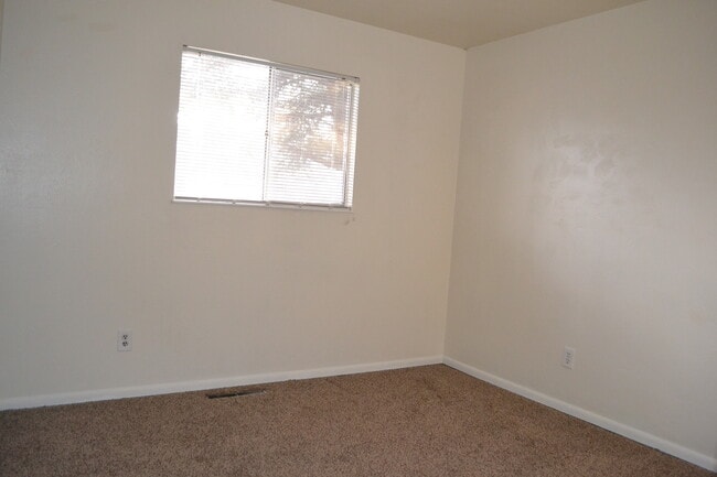 Building Photo - Ranch Style Home 3 beds, 1 bath close to F...