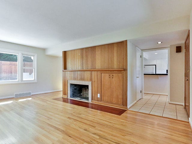 Building Photo - Spacious and Light Lake Oswego Home