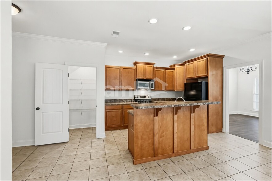 Building Photo - 5966 Armadale Dr