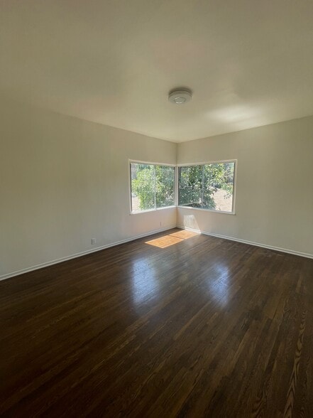Building Photo - 3043 Hollycrest Dr