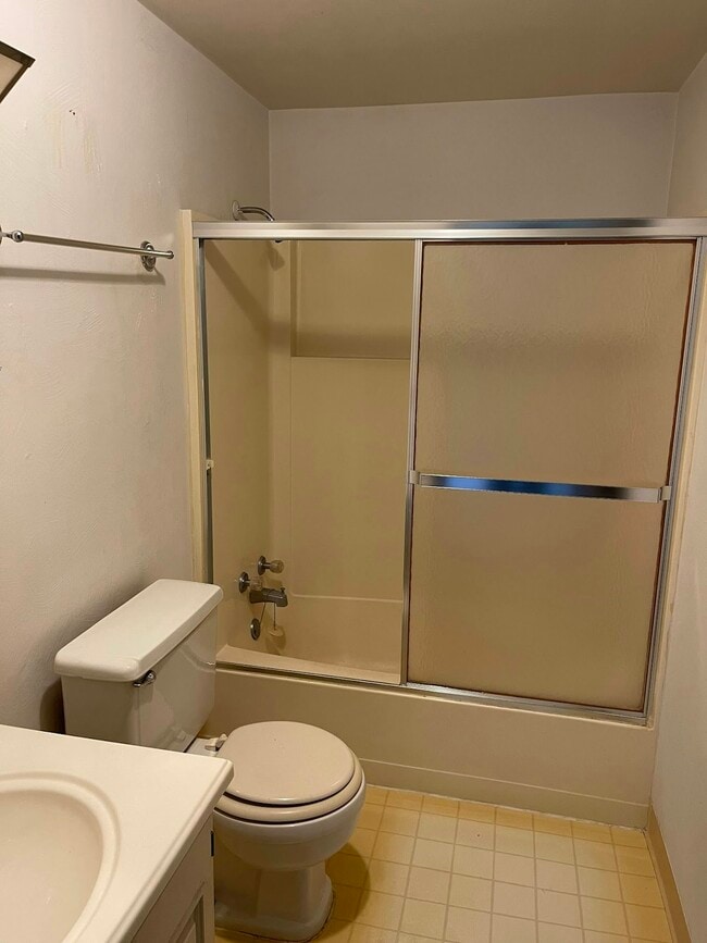 Building Photo - 4165 W Ridge Rd