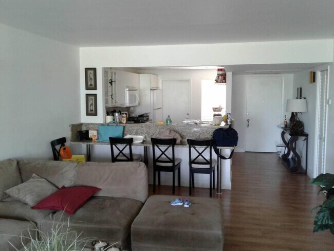 Building Photo - 3051 S Palm Aire Dr