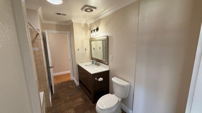 Building Photo - 1149 Paradise Dr