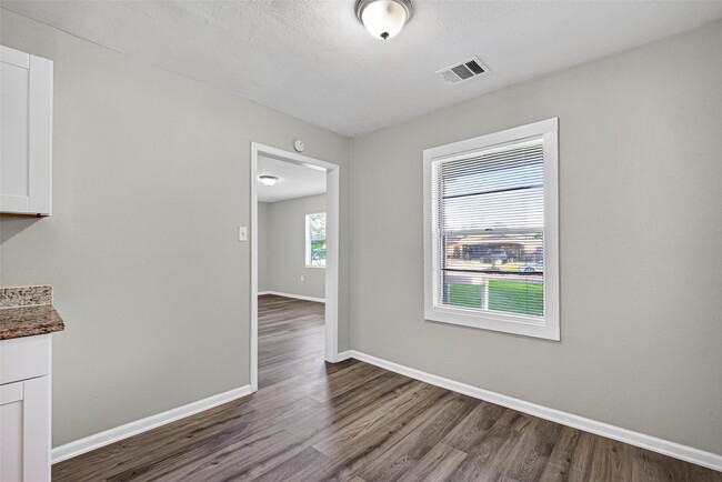 Building Photo - 4909 Holloway Dr