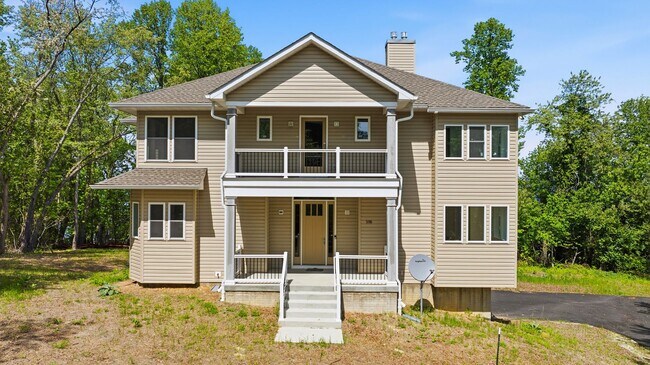 Building Photo - 5116 Shore Dr